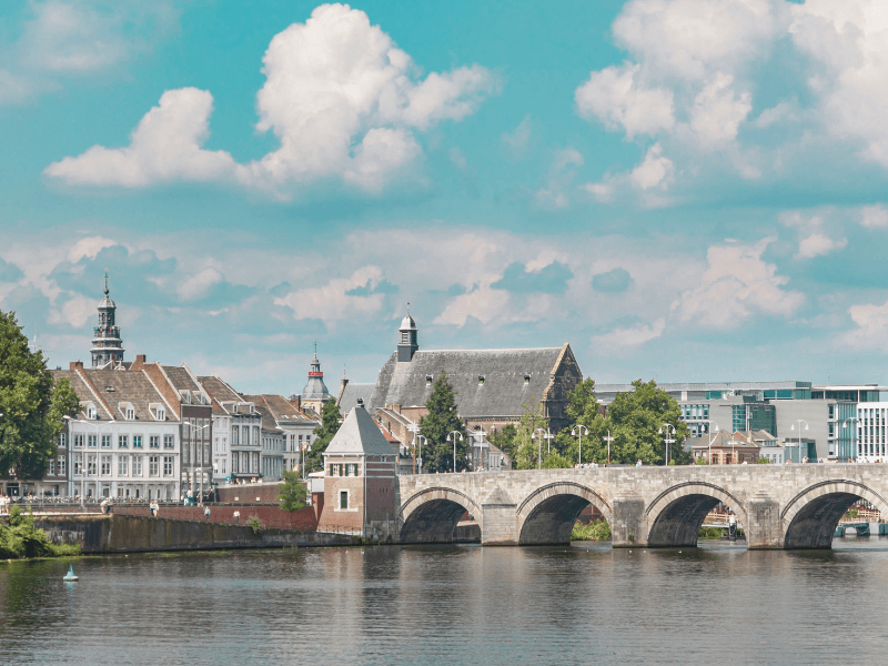 Uitzicht over de Maas rivier in Maastricht met de Sint Servaasbrug.