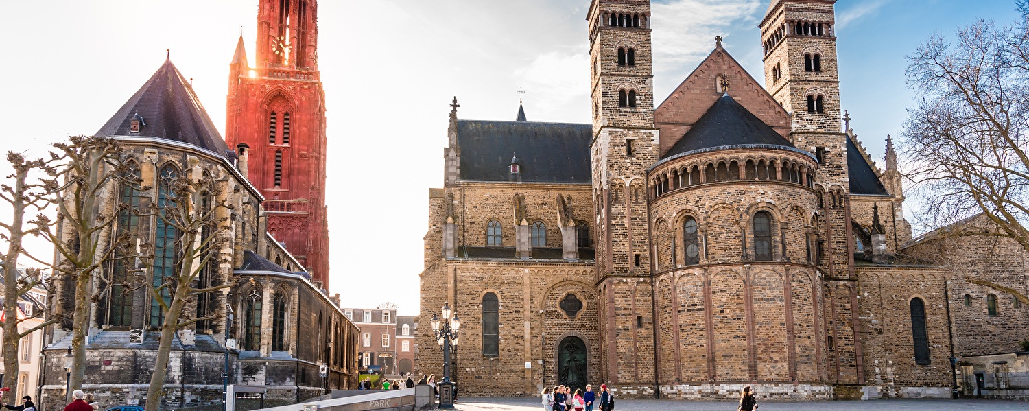Basiliek van Sint-Servaas en Sint-Janskerk in het centrum van Maastricht op het Vrijthof